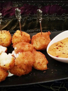 A picture of Mac & Cheese bombs.