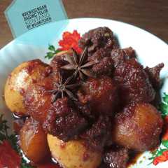 รูปของ Krengsengan daging campur telur dan kentang
