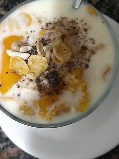 Una foto de Postre de yogur ; chía y granola 😁😂 vegetariana
