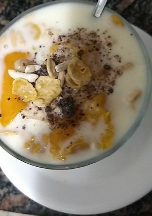 Una foto de Postre de yogur ; chía y granola 😁😂 vegetariana