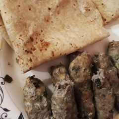 A picture of Chicken seekh hara masal seekh kbab.