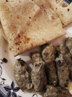 A picture of Chicken seekh hara masal seekh kbab.