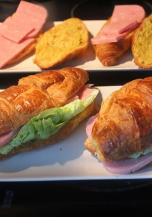 Foto principal de Cruasanes con jamón cocido