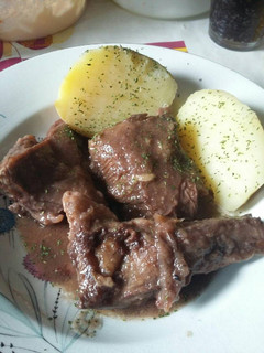 Una foto de Cordero en salsa de vino tinto