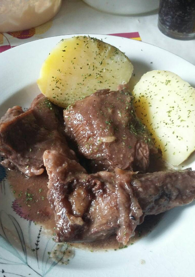 Una foto de Cordero en salsa de vino tinto