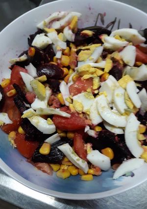 Una foto de Ensalada de Remolacha tomate choclo y huevo duro
