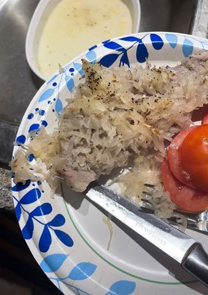 A picture of Sauerkraut and spareribs .