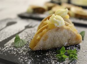 Una foto de Apple cinnamon tacos