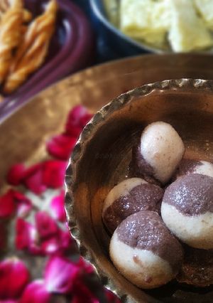 A picture of 2 in 1 Rasogolla.