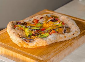 Foto di Pizza Integrale con Fiori di Zucca e Alici
