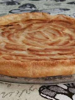 Una foto de Tarta de manzana y leche condensada 🍏🍏🍏