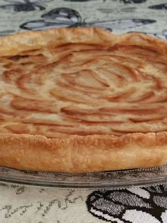Una foto de Tarta de manzana y leche condensada 🍏🍏🍏
