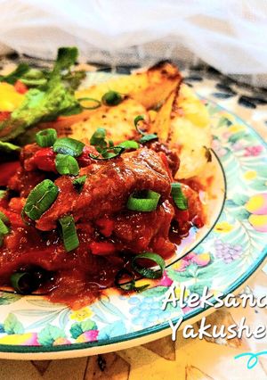 A picture of Beef in a pot with sweet pepper.