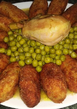 صورة لوصفة طاجين الجلبانة (البازيلاء) بكريات البطاطا والجبن والدجاج