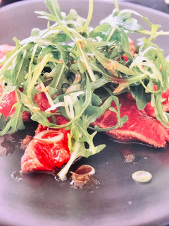Una foto de Ensalada de Tataki de Ternera