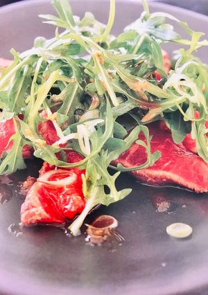Una foto de Ensalada de Tataki de Ternera