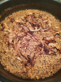 Una foto de Mjadra/ Arroz con lentejas y cebollas caramelizadas