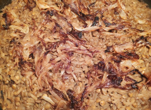 Una foto de Mjadra/ Arroz con lentejas y cebollas caramelizadas