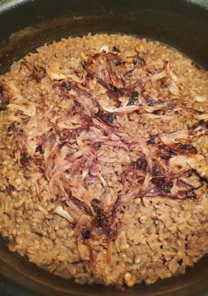 Una foto de Mjadra/ Arroz con lentejas y cebollas caramelizadas
