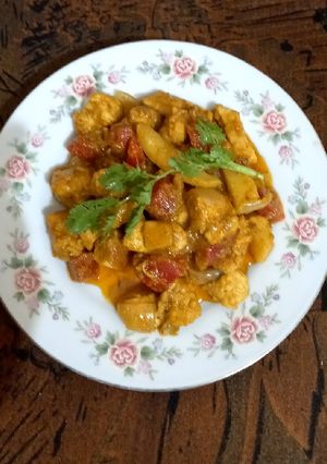 A picture of Chicken boneless with vegetables 🍗🥕🥕🥔.