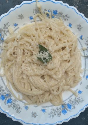 A picture of Spaghetti with White sauce.