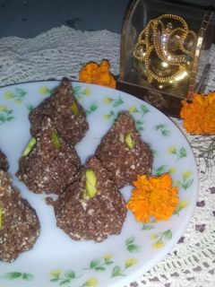 खजूर ड्रायफ्रुट मिक्स मोदक (khajoor dry fruits modak recipe in marathi) रेसिपी चे मुख्य फोटो