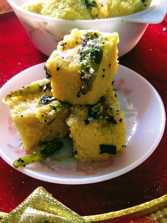 खमन ढोकला (Khaman Dhokla recipe in Hindi) रेसिपी मुख्य फोटो