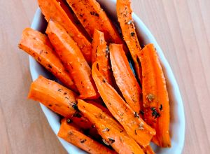 Una foto de Zanahorias horneadas con tomillo, ajo y AOVE 🥕como guarnición, snack saludable o en ensalada