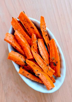 Una foto de Zanahorias horneadas con tomillo, ajo y AOVE 🥕como guarnición, snack saludable o en ensalada