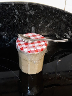 Una foto de Porridge de mijo con higos y bebida vegetal de avena