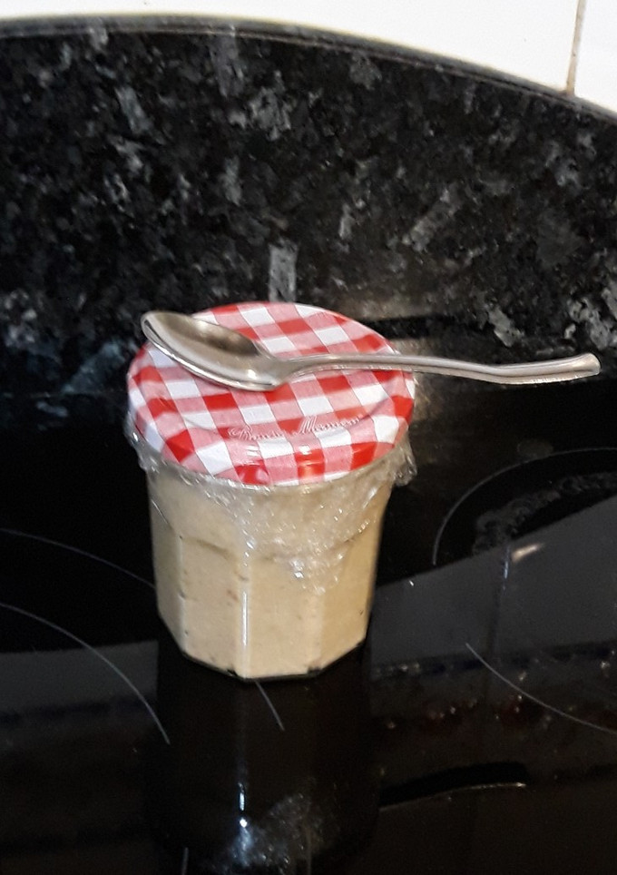 Una foto de Porridge de mijo con higos y bebida vegetal de avena