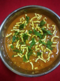 ગાંઠિયા નું શાક (Ganthiya Shak Recipe In Gujarati) રેસીપી મુખ્ય ફોટો