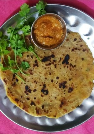 આલુ પરાઠા (Aloo Paratha Recipe In Gujarati) રેસીપી મુખ્ય ફોટો