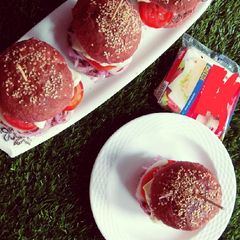 A picture of Beetroot buns burger.