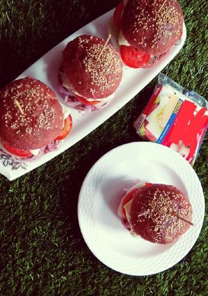 A picture of Beetroot buns burger.
