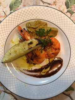 Foto de Camarões grelhados, purê de peixe e batata