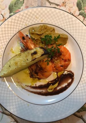 Foto de Camarões grelhados, purê de peixe e batata