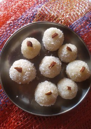 कोकोनट लड्डू (Coconut laddu recipe in Hindi) रेसिपी मुख्य फोटो