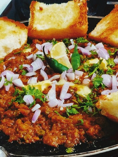 पाव भाजी (pav bhaji recipe in Hindi) रेसिपी मुख्य फोटो