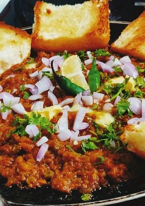 पाव भाजी (pav bhaji recipe in Hindi) रेसिपी मुख्य फोटो