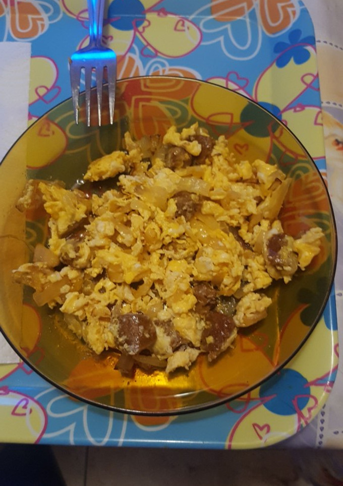Una foto de Huevos rotos con cebolla y chorizo