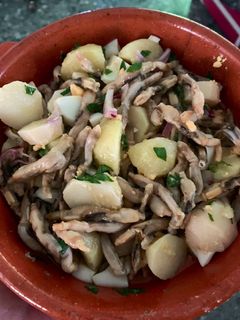 Una foto de Patatas aliñadas con muergos o navajas