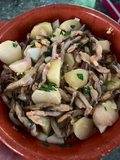Una foto de Patatas aliñadas con muergos o navajas