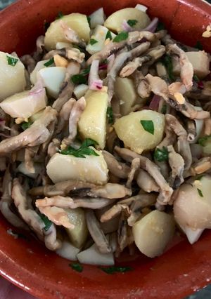 Una foto de Patatas aliñadas con muergos o navajas