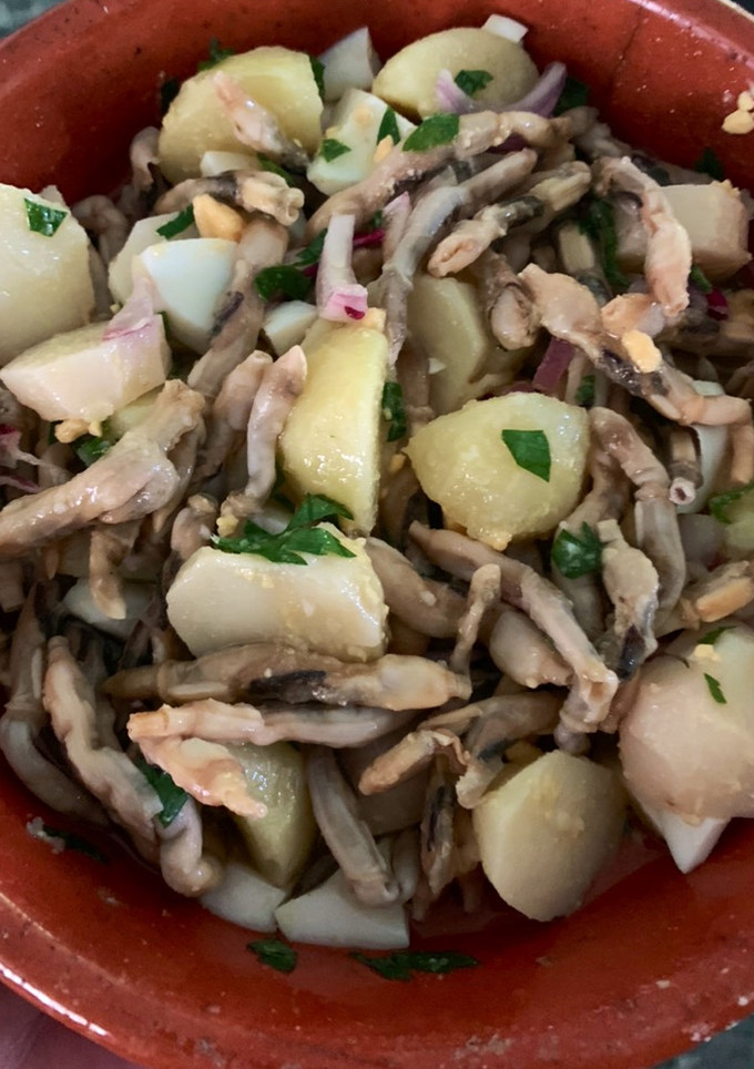 Una foto de Patatas aliñadas con muergos o navajas