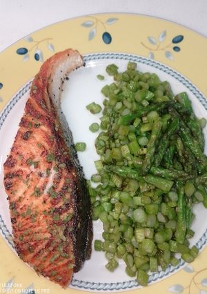 Una foto de Salmón a la Plancha al Limón y espárragos verdes