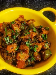 शिमला मिर्च आलू मसाला (shimla mirch aloo masala recipe in marathi) रेसिपी चे मुख्य फोटो
