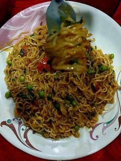 मैगी चाउमिन (maggi chowmein recipe in Hindi) रेसिपी मुख्य फोटो