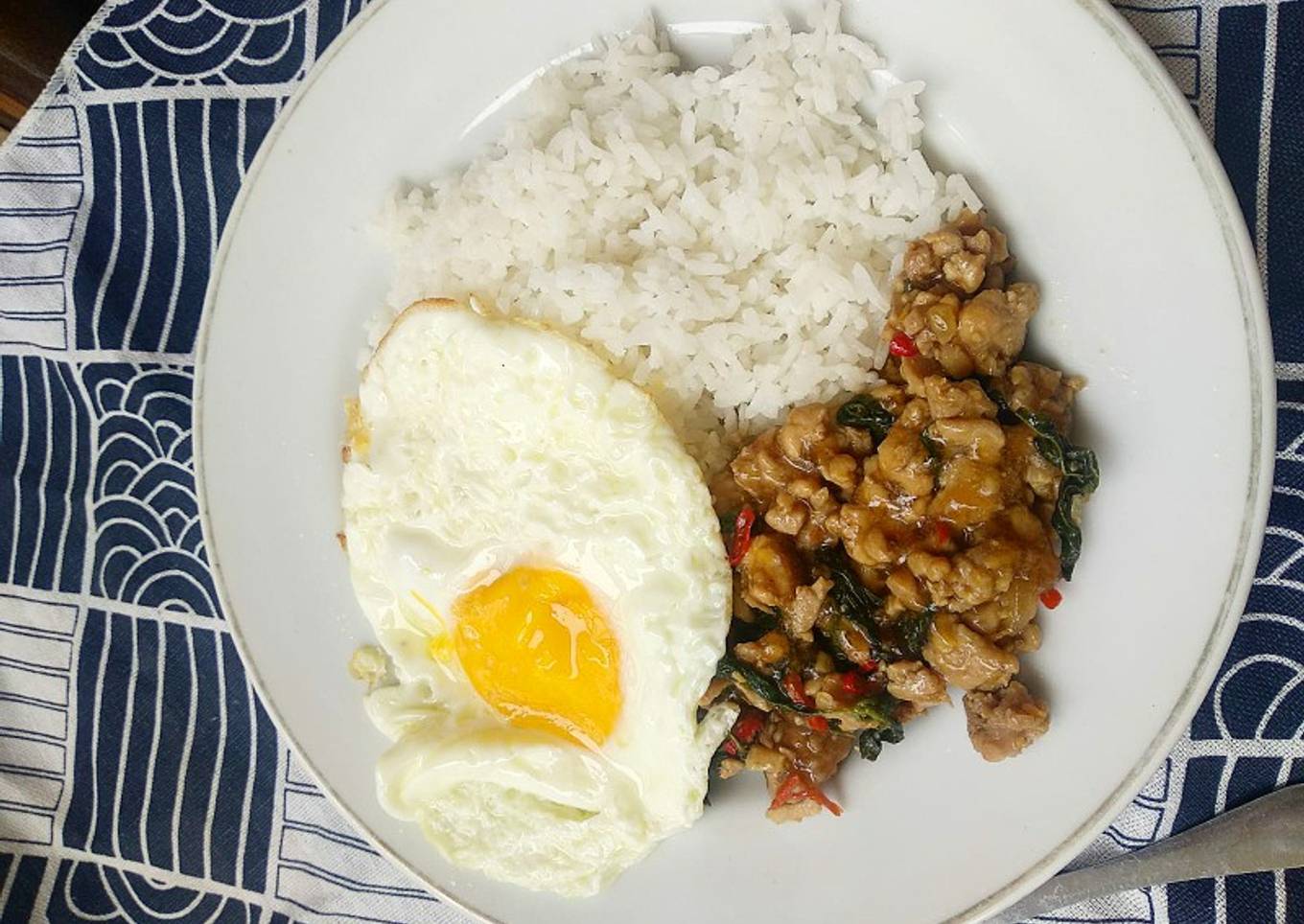 Pad krai pao (ayam kemangi ala Thai)