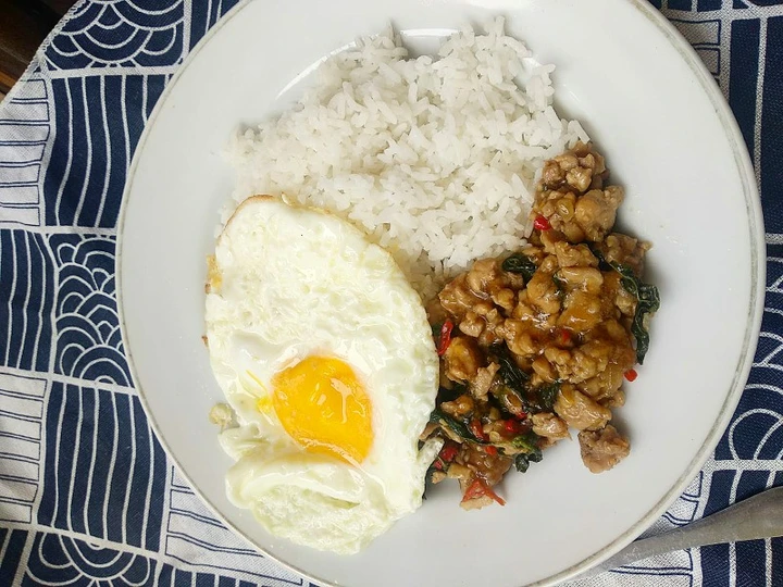 Langkah Mudah untuk Menyiapkan Resep Pad krai pao (ayam kemangi ala Thai) yang Lezat Anti Ribet, Lezat Sekali